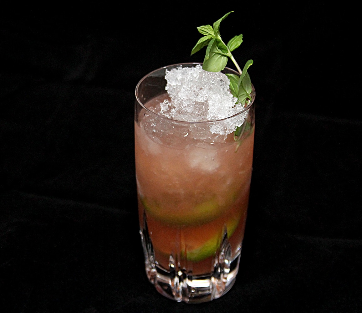 Doctor Funk cocktail garni d'un bouquet de menthe