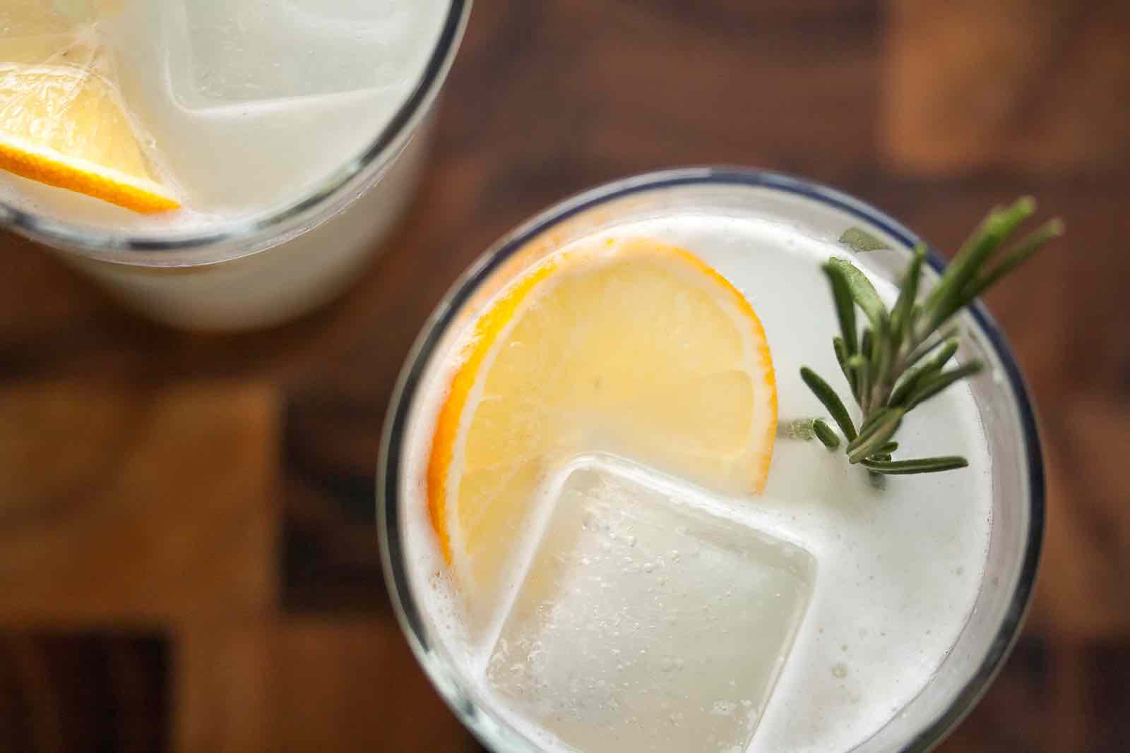 Un Gin Fizz agrémenté d'une rondelle d'orange et d'un brin de romarin