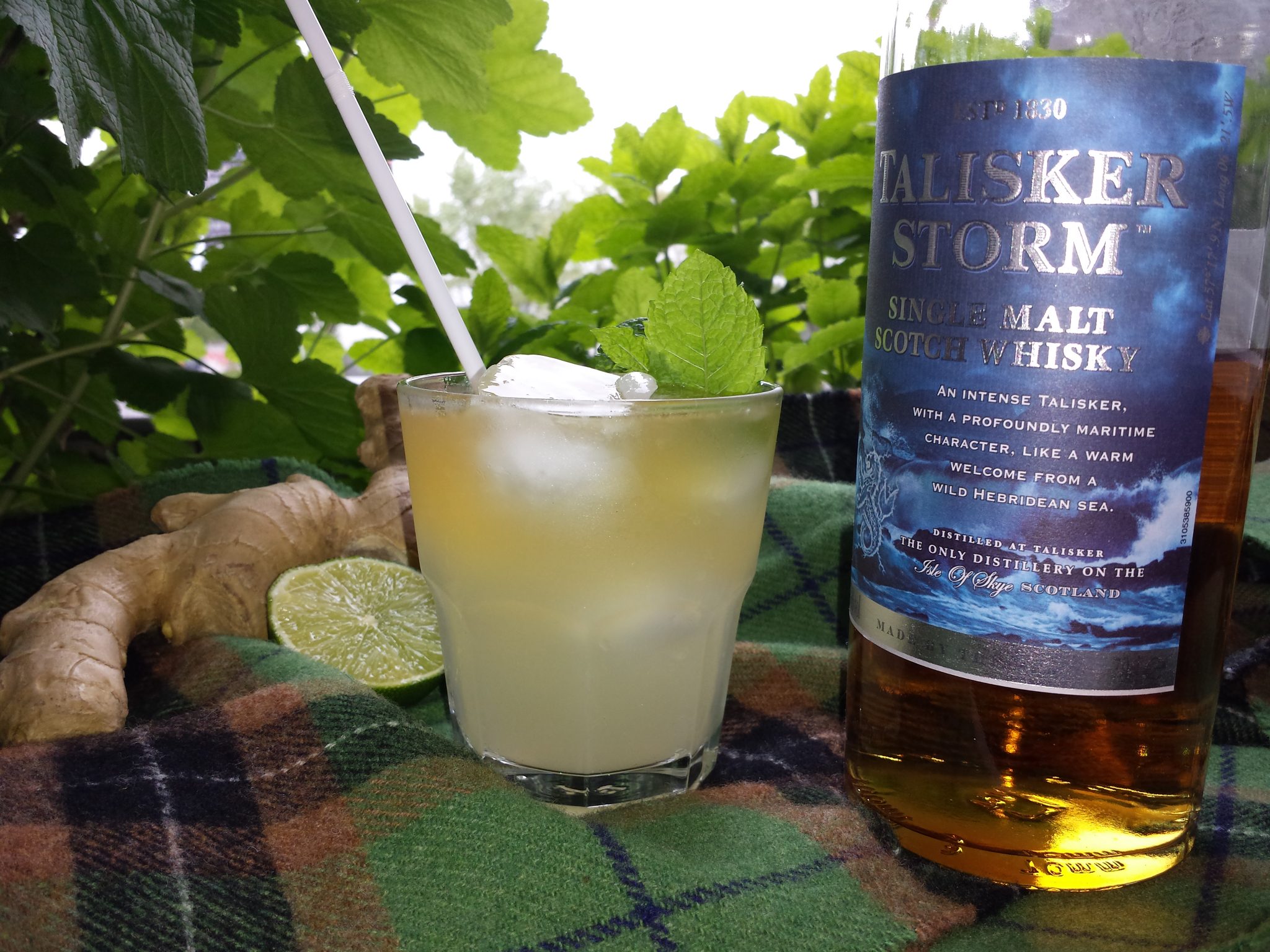 Un verre de Scottish Dark n Stormy et une bouteille de Talisker Storm
