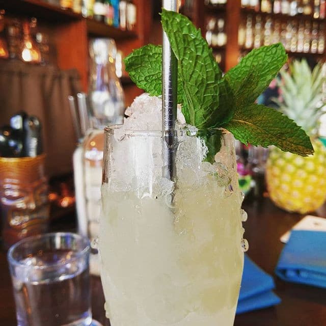 Un chartreuse swizzle