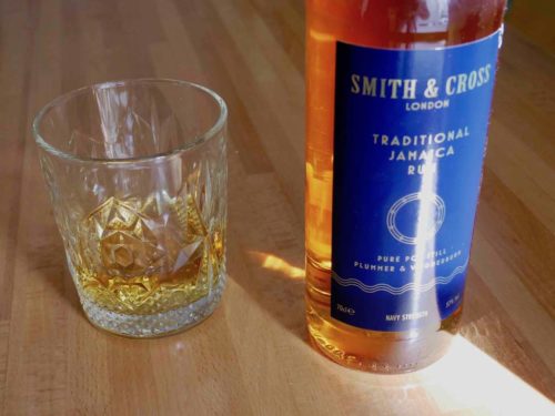 Une bouteille de rhum jamaïcain Smith and Cross Navy Strenght