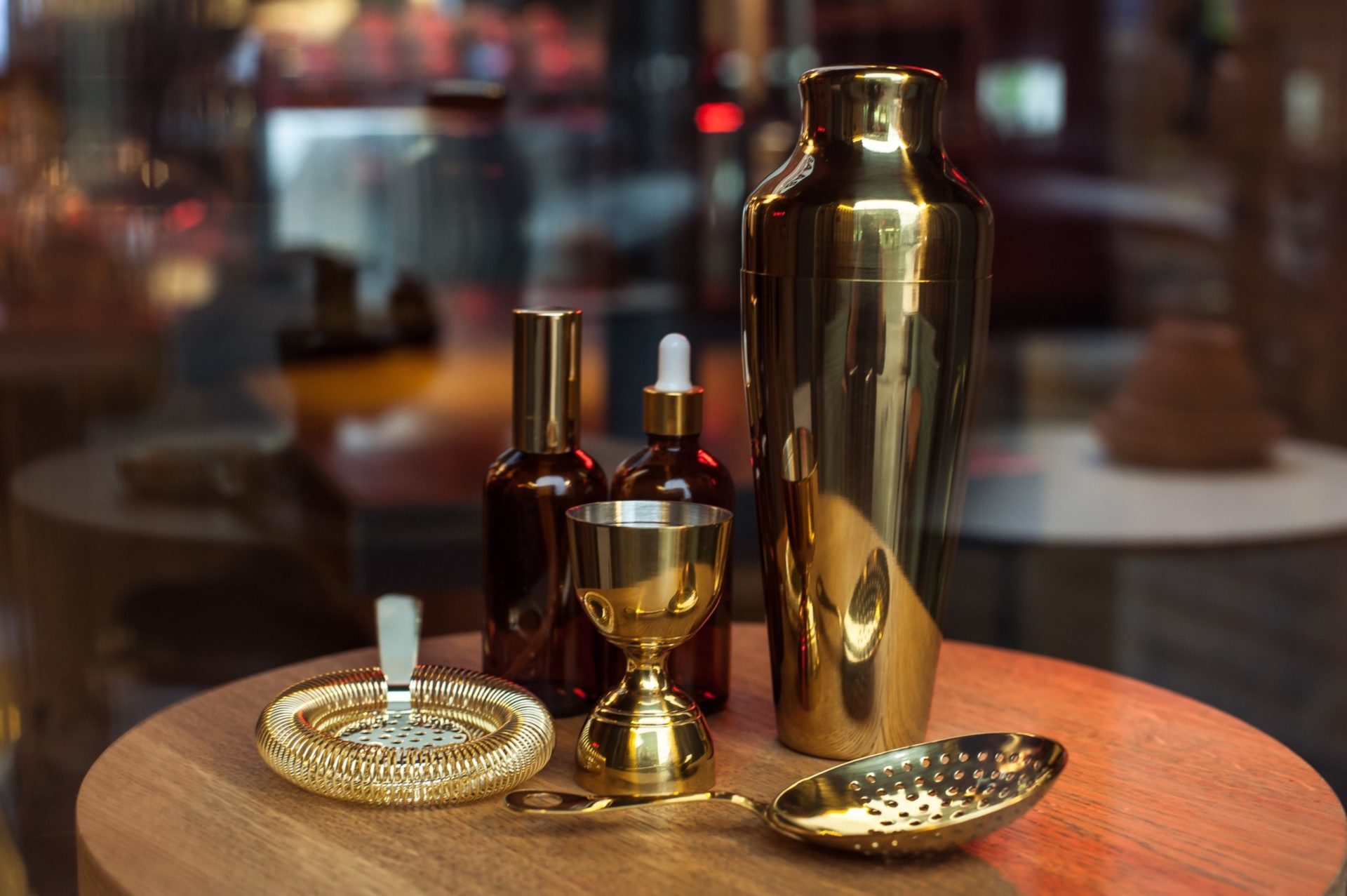 Une passoire, un julep strainer, une coupe et un shaker dorés