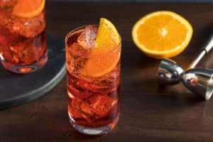Un cocktail Americano fresco con un toque de naranja
