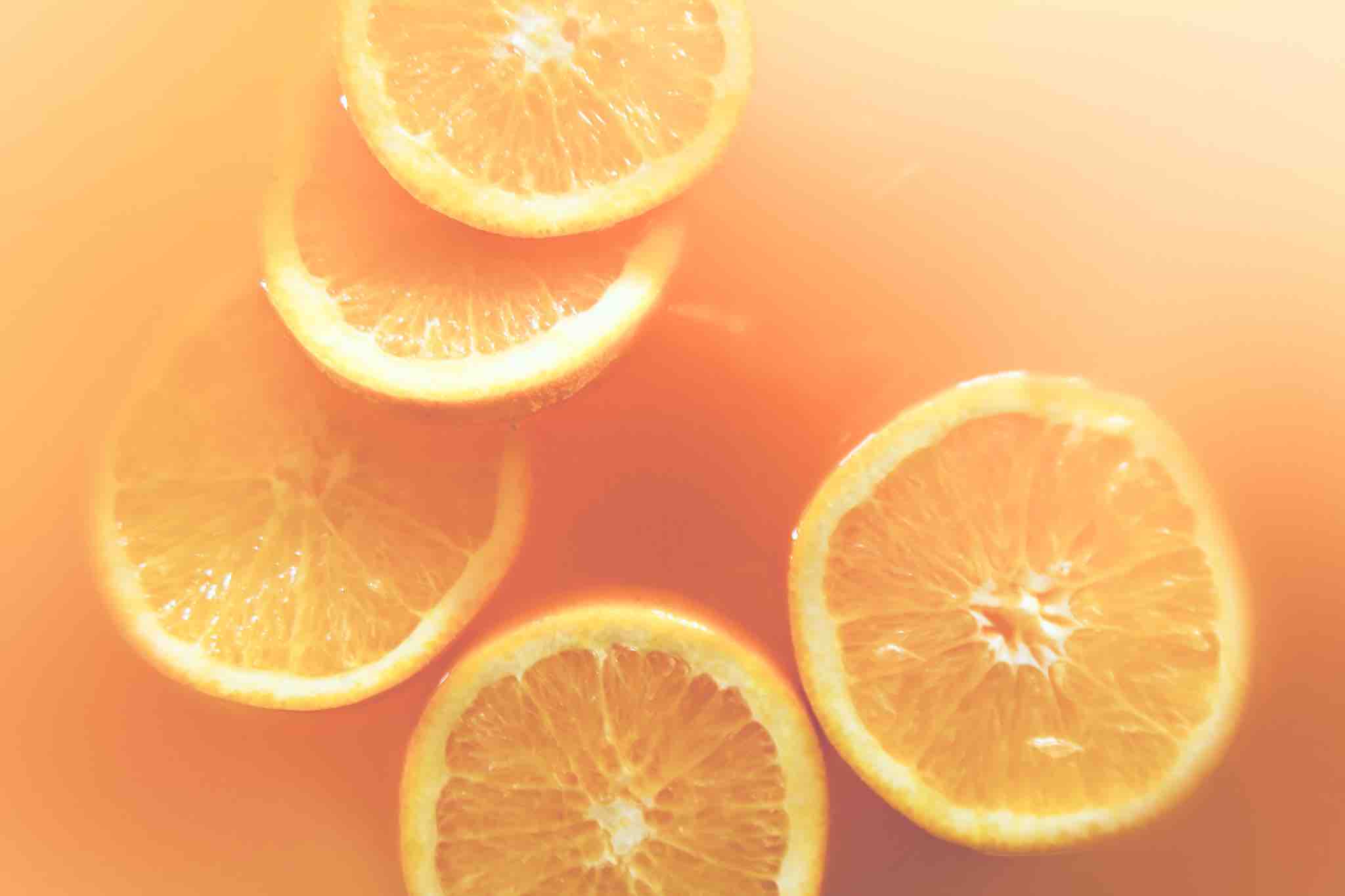 des rondelles d'orange dans un saladier de punch