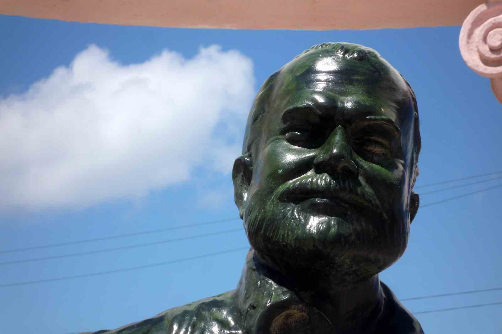 Une statue d'Hemingway