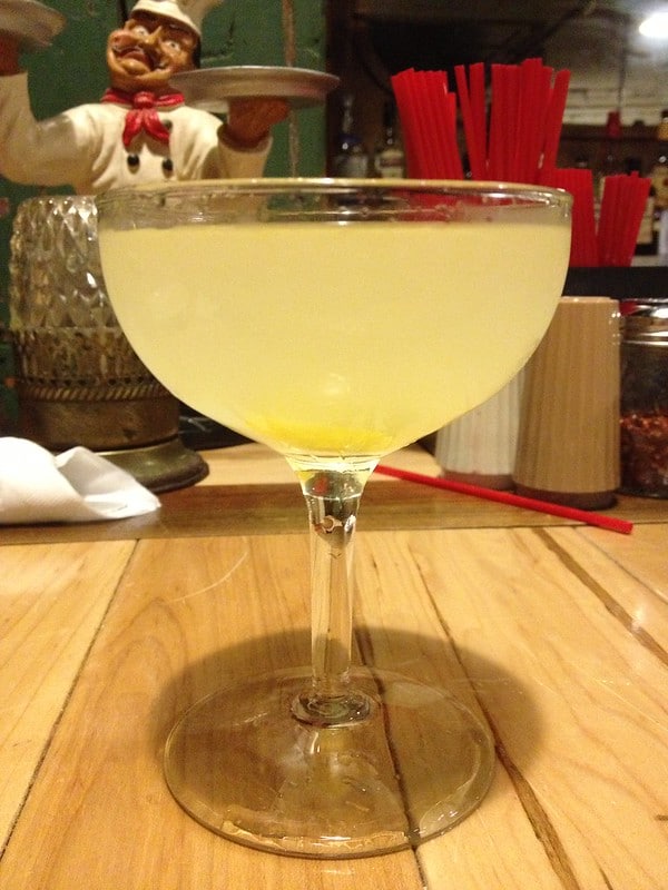 Un Bee's Knees dans un verre à cocktail