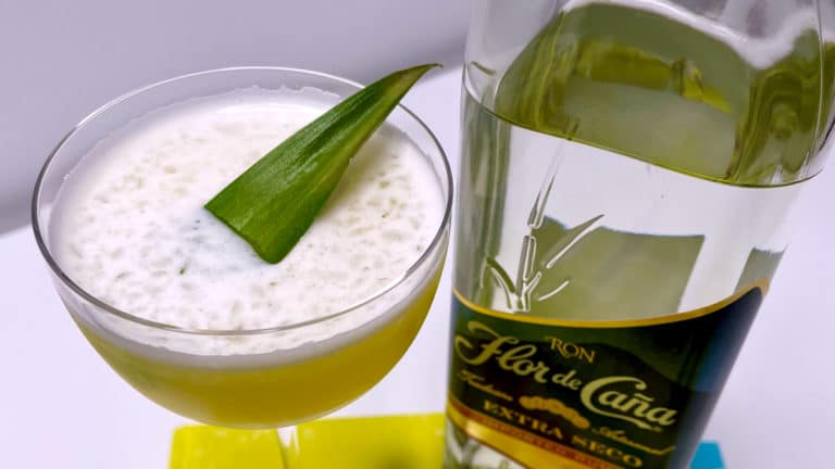 Un cocktail Hotel Nacional Special, avec une bouteille de rhum Flor de Caña
