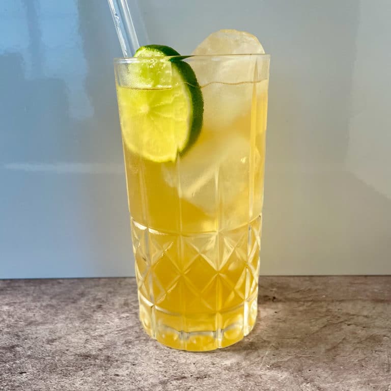 Un Dark 'n' Stormy au rhum Gosling et à la Ginger Beer, garni d'une rondelle de citron vert