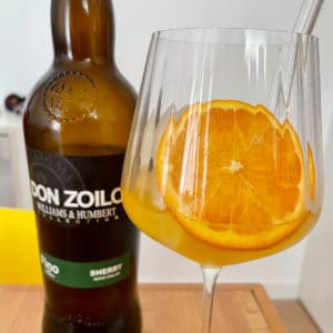 Un Sherry Cobbler y una botella de sherry fino